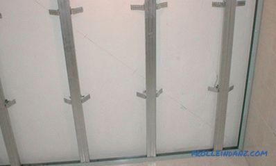 Jak prawidłowo i bezbłędnie przymocować plastikowe panele do sufitu lub ściany