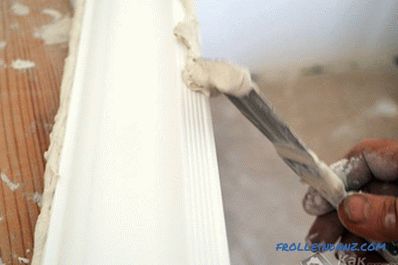 Jak przykleić cokół sufitowy