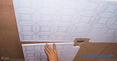 Jak przykleić płytkę sufitową - sposoby przyklejania płytki sufitowej + zdjęcie