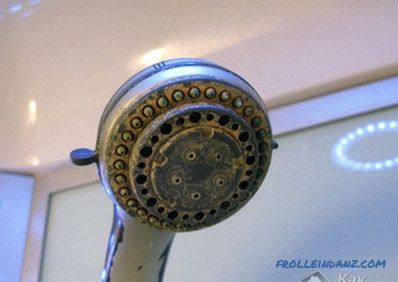 Jak umyć prysznic z plam z mydła i kamienia w domu