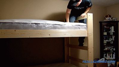 Jak zrobić łóżko piętrowe z rękami z drewna + zdjęcie