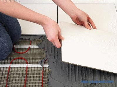 Elektryczne ogrzewanie podłogowe rękami pod płytką, laminat