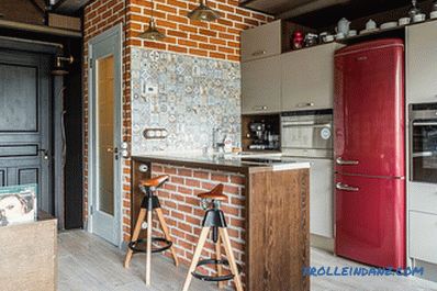 Mur z cegły we wnętrzu kuchni
