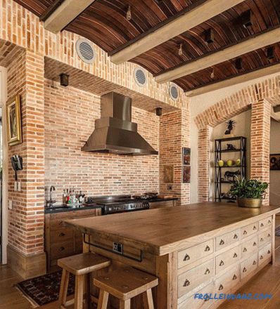 Mur z cegły we wnętrzu kuchni