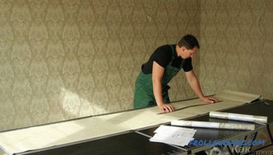 Jak skleić tapetę winylową na ścianach i suficie (+ zdjęcia)
