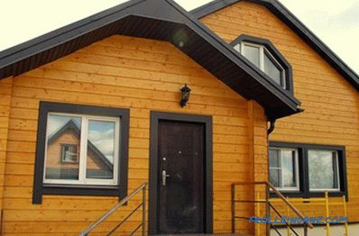 Dekorowanie domu drewnianymi panelami zewnętrznymi i domem z bloków